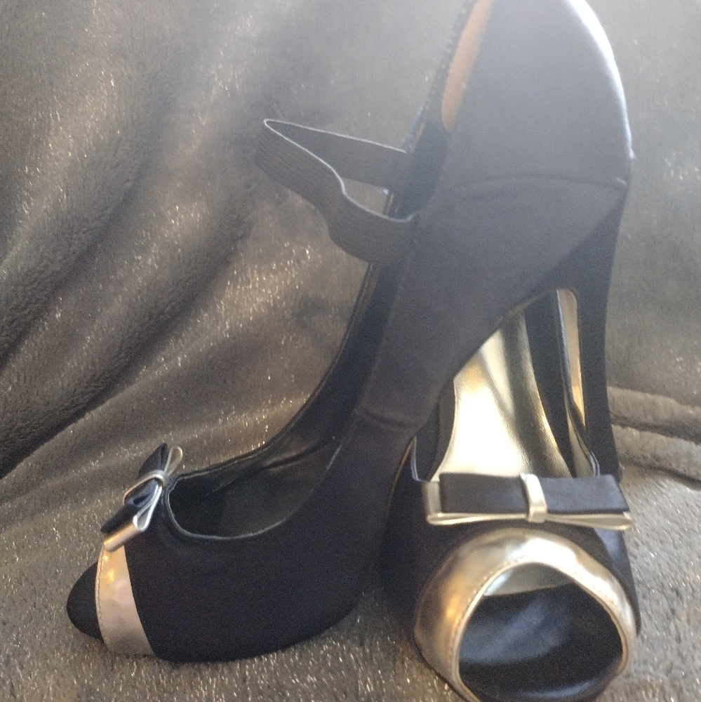 RSVP brand stain Navy blue and silver heels with small bow.